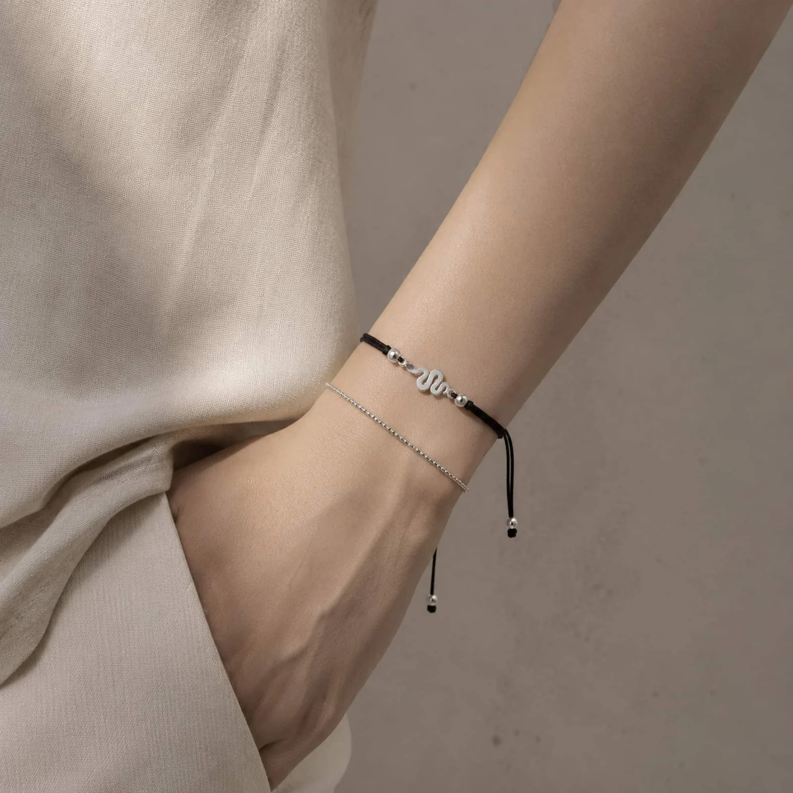 PULSERA SERPIENTE PLATEADO DE HILO EN.NEGRO
