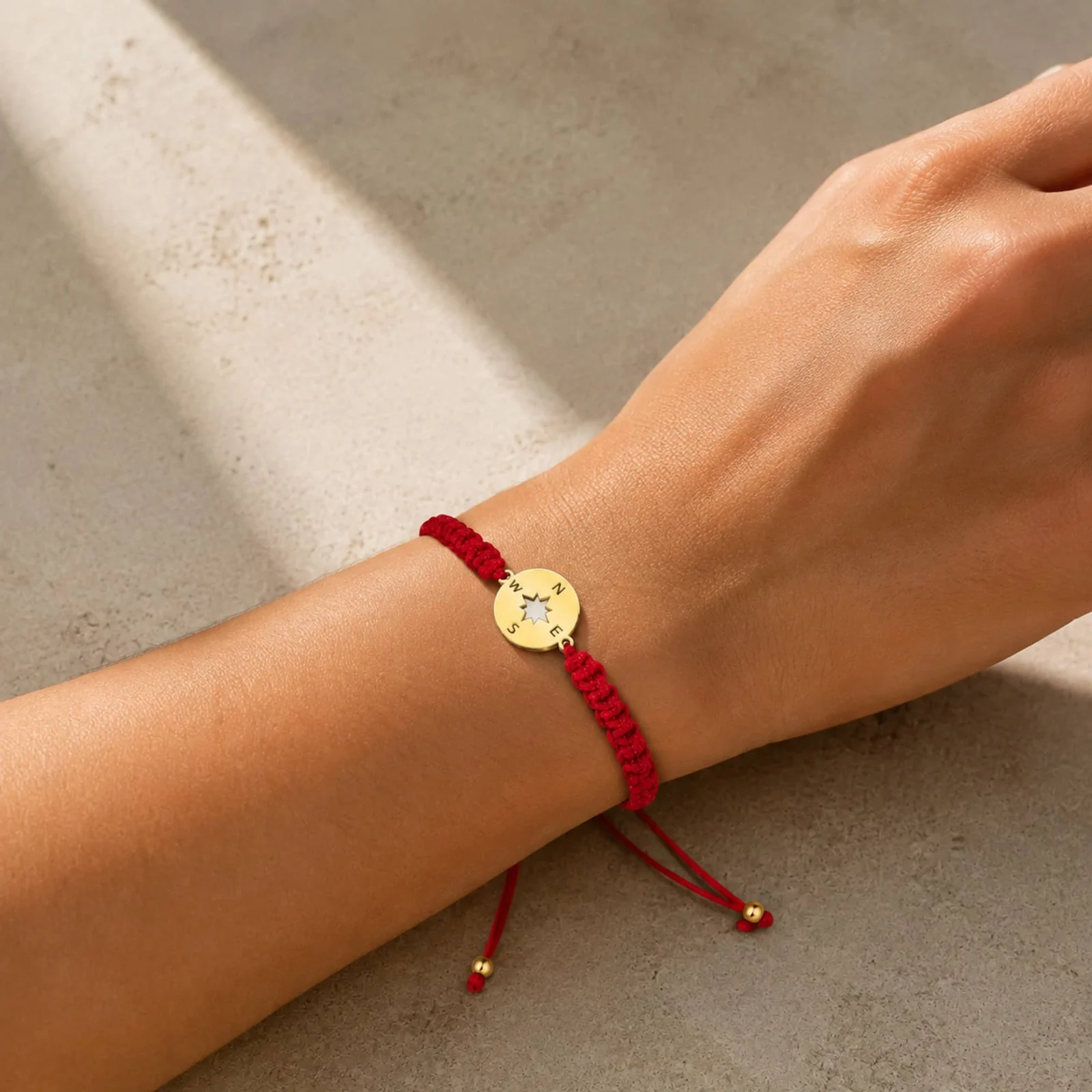 PULSERA HILO DESTINO  CON BRÚJULA ACERO DORADO