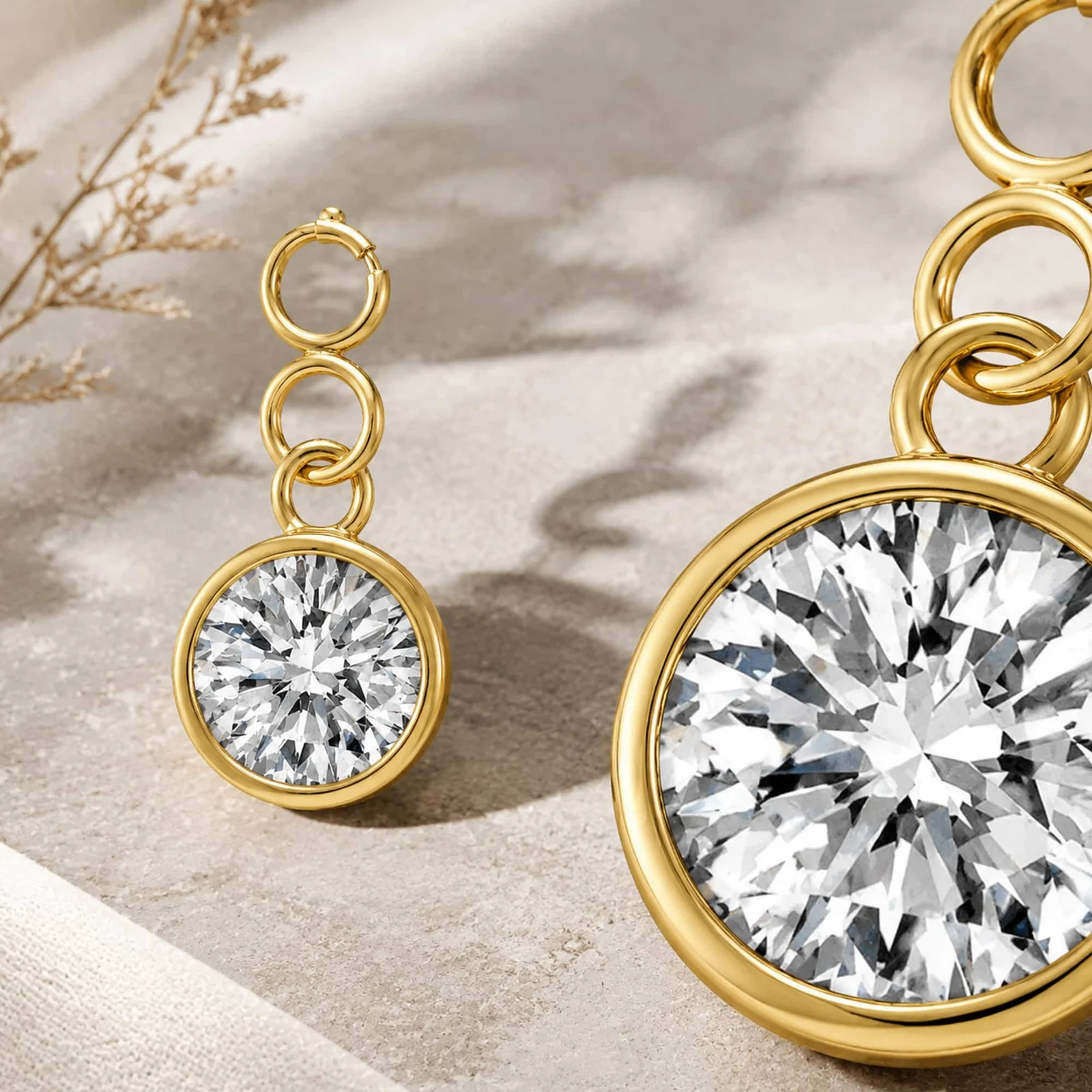 CHARM ACERO DORADO CON PIEDRA NACIMIENTO DE ABRIL-CON CIERRE