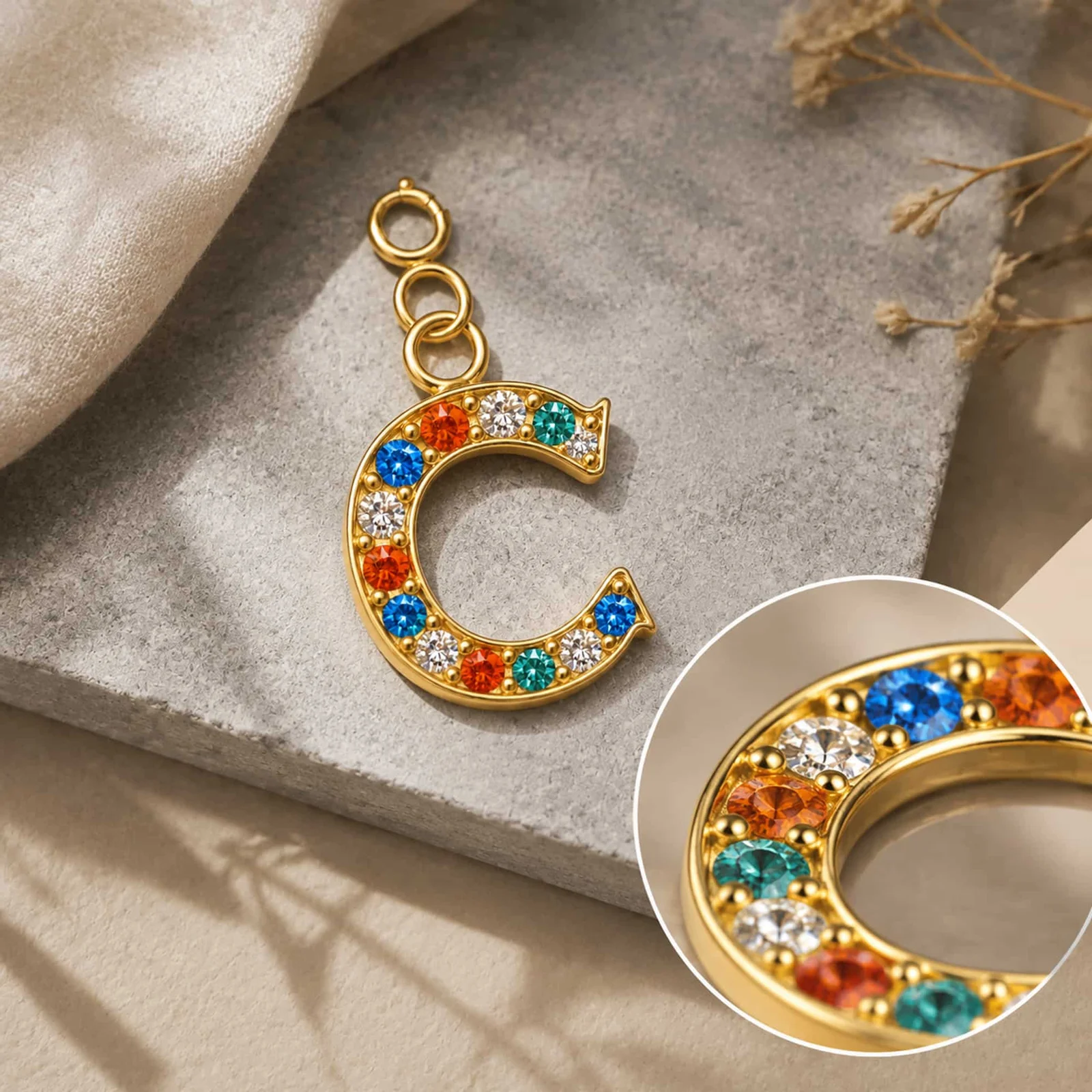 CHARM DE LETRA C ACERO COLOR DORADO CON CIRCONITA-CON CIERRE